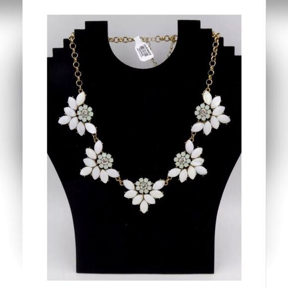 Beautiful Gold Tone Rhinestone Flower Statement Necklace NWT 18" - Picture 1 of 4